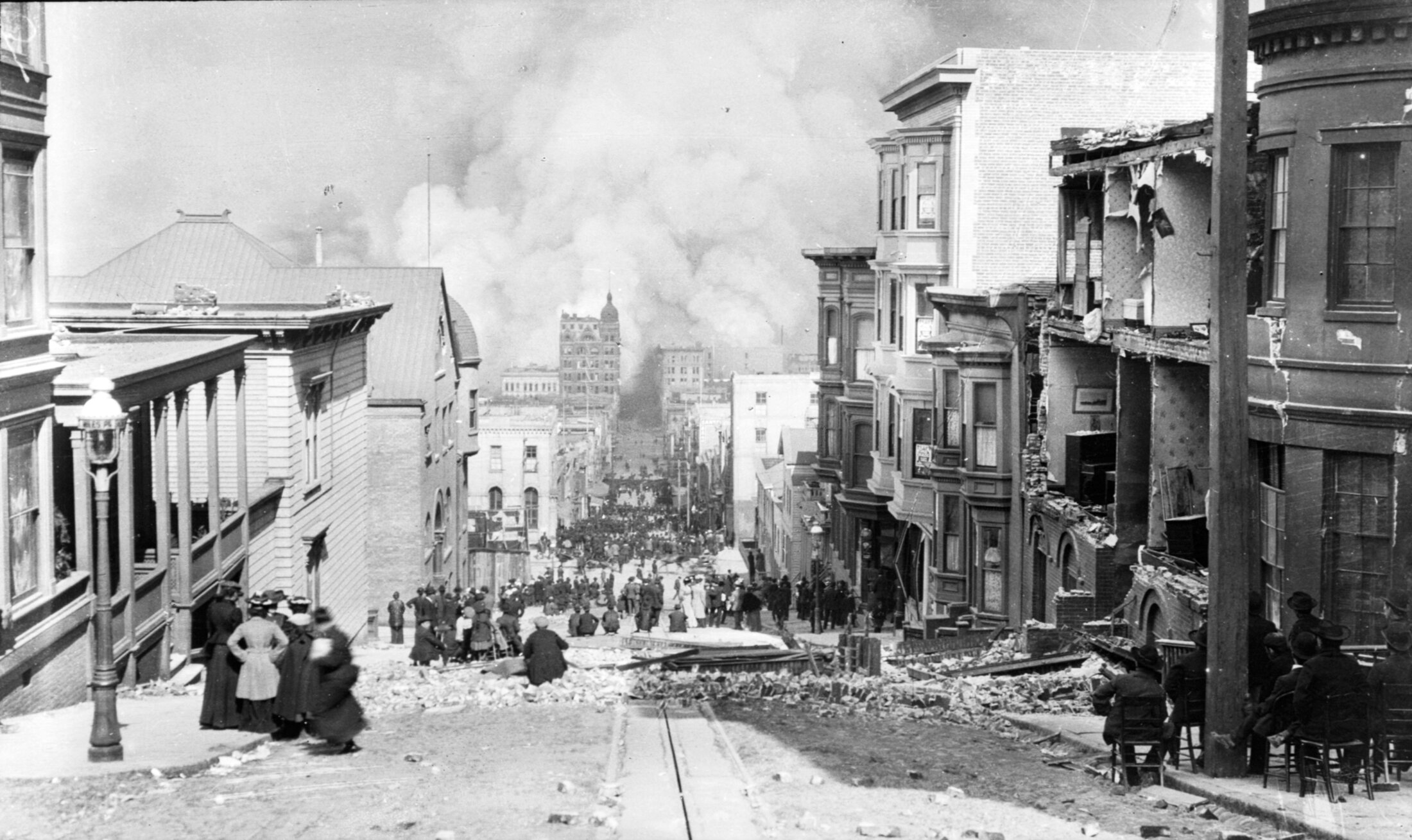 Crowds on Sacramento Street watch the fire after the April 18, 1906 earthquake